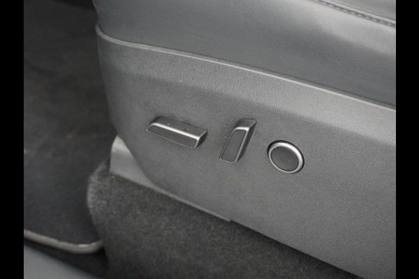 Tesla Model Y Performance 534pk 0-100 3,8 sec. AWD 78,1kWh Warmte-pomp 21"-lm FSD-Comp.3 AutoPilot Carbon-Spoiler Elekr.Achterklep AMD-Ryzen-i 3xCamera Navi LED ACC DAB Voorverwarmen interieur en Keyless via App One-Pedal-Drive Rode Remklauwen Garantie op Accu 13-04-2031 maz. 192.000km max. 250Kw laadvermogen !