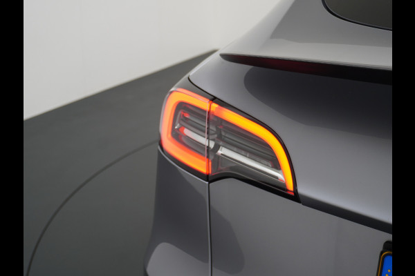 Tesla Model Y Performance 534pk 0-100 3,8 sec. AWD 78,1kWh Warmte-pomp 21"-lm FSD-Comp.3 AutoPilot Carbon-Spoiler Elekr.Achterklep AMD-Ryzen-i 3xCamera Navi LED ACC DAB Voorverwarmen interieur en Keyless via App One-Pedal-Drive Rode Remklauwen Garantie op Accu 13-04-2031 maz. 192.000km max. 250Kw laadvermogen !