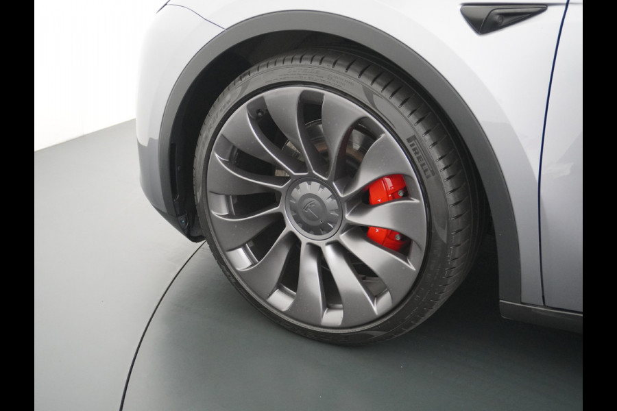 Tesla Model Y Performance 534pk 0-100 3,8 sec. AWD 78,1kWh Warmte-pomp 21"-lm FSD-Comp.3 AutoPilot Carbon-Spoiler Elekr.Achterklep AMD-Ryzen-i 3xCamera Navi LED ACC DAB Voorverwarmen interieur en Keyless via App One-Pedal-Drive Rode Remklauwen Garantie op Accu 13-04-2031 maz. 192.000km max. 250Kw laadvermogen !
