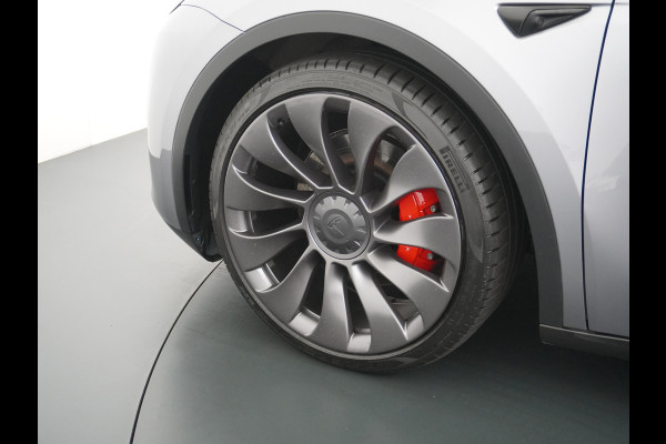 Tesla Model Y Performance 534pk 0-100 3,8 sec. AWD 78,1kWh Warmte-pomp 21"-lm FSD-Comp.3 AutoPilot Carbon-Spoiler Elekr.Achterklep AMD-Ryzen-i 3xCamera Navi LED ACC DAB Voorverwarmen interieur en Keyless via App One-Pedal-Drive Rode Remklauwen Garantie op Accu 13-04-2031 maz. 192.000km max. 250Kw laadvermogen !