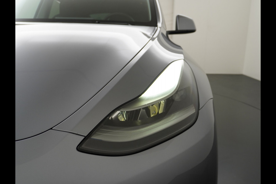 Tesla Model Y Performance 534pk 0-100 3,8 sec. AWD 78,1kWh Warmte-pomp 21"-lm FSD-Comp.3 AutoPilot Carbon-Spoiler Elekr.Achterklep AMD-Ryzen-i 3xCamera Navi LED ACC DAB Voorverwarmen interieur en Keyless via App One-Pedal-Drive Rode Remklauwen Garantie op Accu 13-04-2031 maz. 192.000km max. 250Kw laadvermogen !