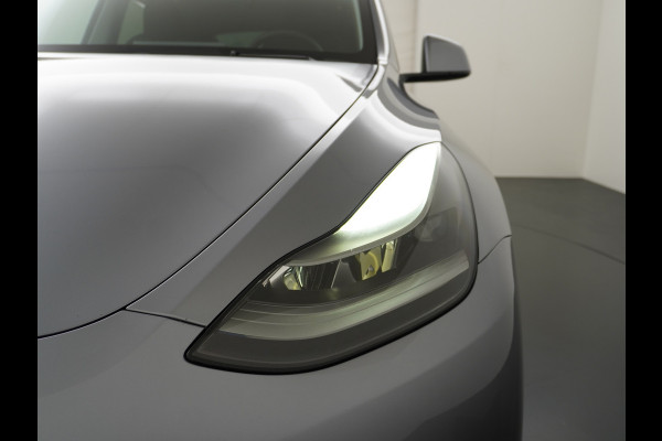 Tesla Model Y Performance 534pk 0-100 3,8 sec. AWD 78,1kWh Warmte-pomp 21"-lm FSD-Comp.3 AutoPilot Carbon-Spoiler Elekr.Achterklep AMD-Ryzen-i 3xCamera Navi LED ACC DAB Voorverwarmen interieur en Keyless via App One-Pedal-Drive Rode Remklauwen Garantie op Accu 13-04-2031 maz. 192.000km max. 250Kw laadvermogen !