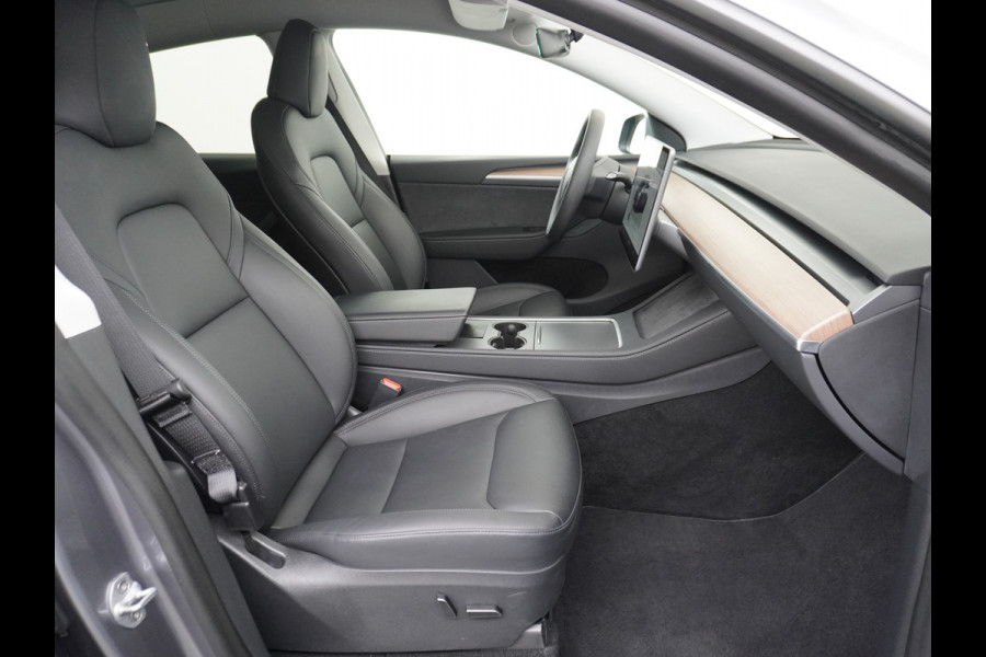 Tesla Model Y Performance 534pk 0-100 3,8 sec. AWD 78,1kWh Warmte-pomp 21"-lm FSD-Comp.3 AutoPilot Carbon-Spoiler Elekr.Achterklep AMD-Ryzen-i 3xCamera Navi LED ACC DAB Voorverwarmen interieur en Keyless via App One-Pedal-Drive Rode Remklauwen Garantie op Accu 13-04-2031 maz. 192.000km max. 250Kw laadvermogen !