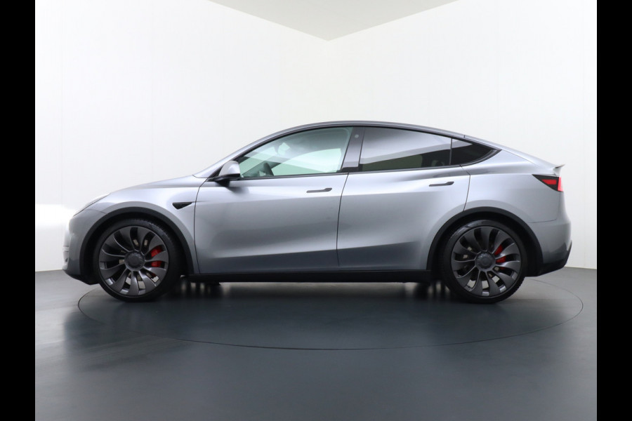Tesla Model Y Performance 534pk 0-100 3,8 sec. AWD 78,1kWh Warmte-pomp 21"-lm FSD-Comp.3 AutoPilot Carbon-Spoiler Elekr.Achterklep AMD-Ryzen-i 3xCamera Navi LED ACC DAB Voorverwarmen interieur en Keyless via App One-Pedal-Drive Rode Remklauwen Garantie op Accu 13-04-2031 maz. 192.000km max. 250Kw laadvermogen !