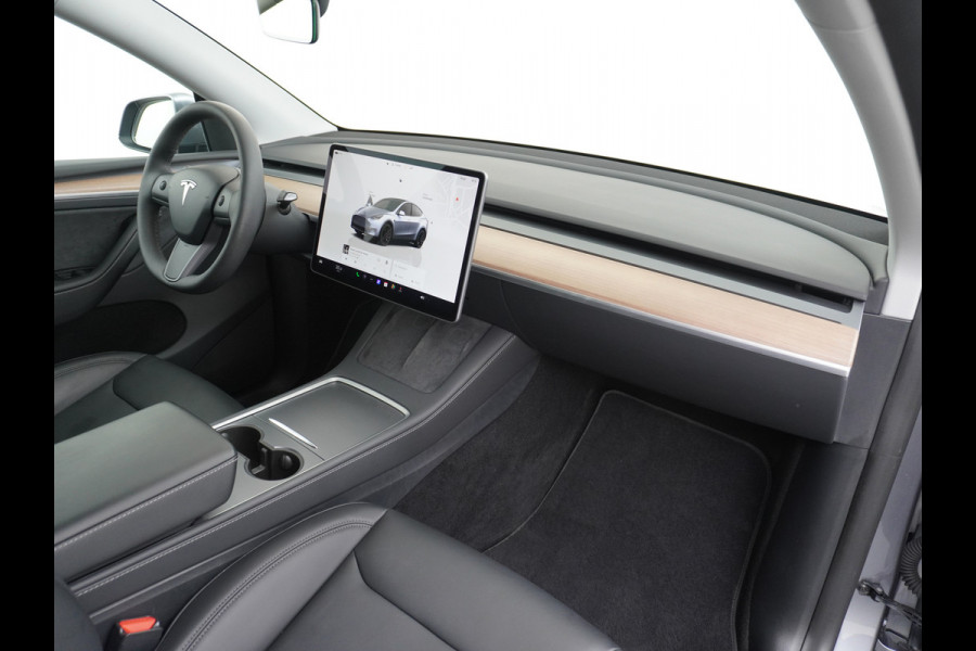 Tesla Model Y Performance 534pk 0-100 3,8 sec. AWD 78,1kWh Warmte-pomp 21"-lm FSD-Comp.3 AutoPilot Carbon-Spoiler Elekr.Achterklep AMD-Ryzen-i 3xCamera Navi LED ACC DAB Voorverwarmen interieur en Keyless via App One-Pedal-Drive Rode Remklauwen Garantie op Accu 13-04-2031 maz. 192.000km max. 250Kw laadvermogen !