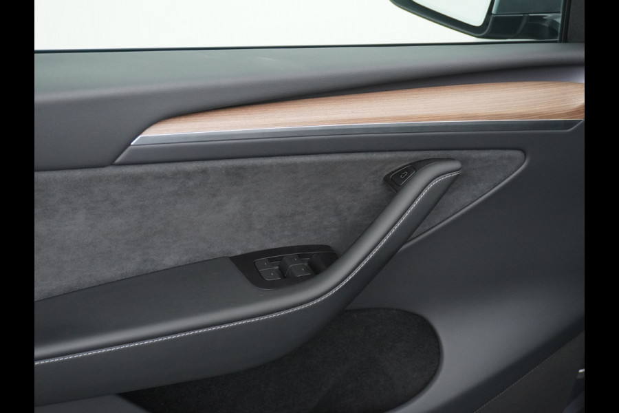 Tesla Model Y Performance 534pk 0-100 3,8 sec. AWD 78,1kWh Warmte-pomp 21"-lm FSD-Comp.3 AutoPilot Carbon-Spoiler Elekr.Achterklep AMD-Ryzen-i 3xCamera Navi LED ACC DAB Voorverwarmen interieur en Keyless via App One-Pedal-Drive Rode Remklauwen Garantie op Accu 13-04-2031 maz. 192.000km max. 250Kw laadvermogen !