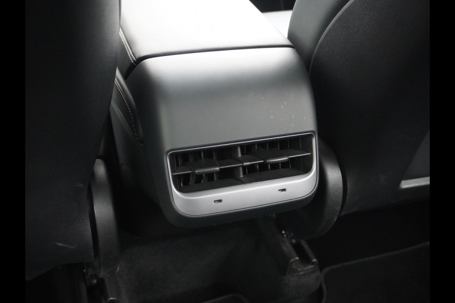 Tesla Model Y Performance 534pk 0-100 3,8 sec. AWD 78,1kWh Warmte-pomp 21"-lm FSD-Comp.3 AutoPilot Carbon-Spoiler Elekr.Achterklep AMD-Ryzen-i 3xCamera Navi LED ACC DAB Voorverwarmen interieur en Keyless via App One-Pedal-Drive Rode Remklauwen Garantie op Accu 13-04-2031 maz. 192.000km max. 250Kw laadvermogen !