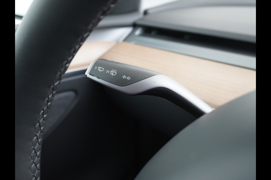 Tesla Model Y Performance 534pk 0-100 3,8 sec. AWD 78,1kWh Warmte-pomp 21"-lm FSD-Comp.3 AutoPilot Carbon-Spoiler Elekr.Achterklep AMD-Ryzen-i 3xCamera Navi LED ACC DAB Voorverwarmen interieur en Keyless via App One-Pedal-Drive Rode Remklauwen Garantie op Accu 13-04-2031 maz. 192.000km max. 250Kw laadvermogen !