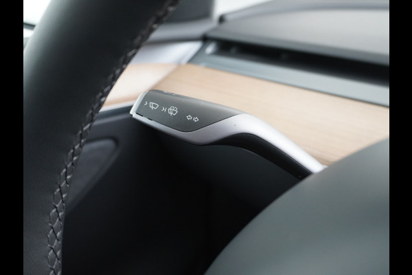 Tesla Model Y Performance 534pk 0-100 3,8 sec. AWD 78,1kWh Warmte-pomp 21"-lm FSD-Comp.3 AutoPilot Carbon-Spoiler Elekr.Achterklep AMD-Ryzen-i 3xCamera Navi LED ACC DAB Voorverwarmen interieur en Keyless via App One-Pedal-Drive Rode Remklauwen Garantie op Accu 13-04-2031 maz. 192.000km max. 250Kw laadvermogen !