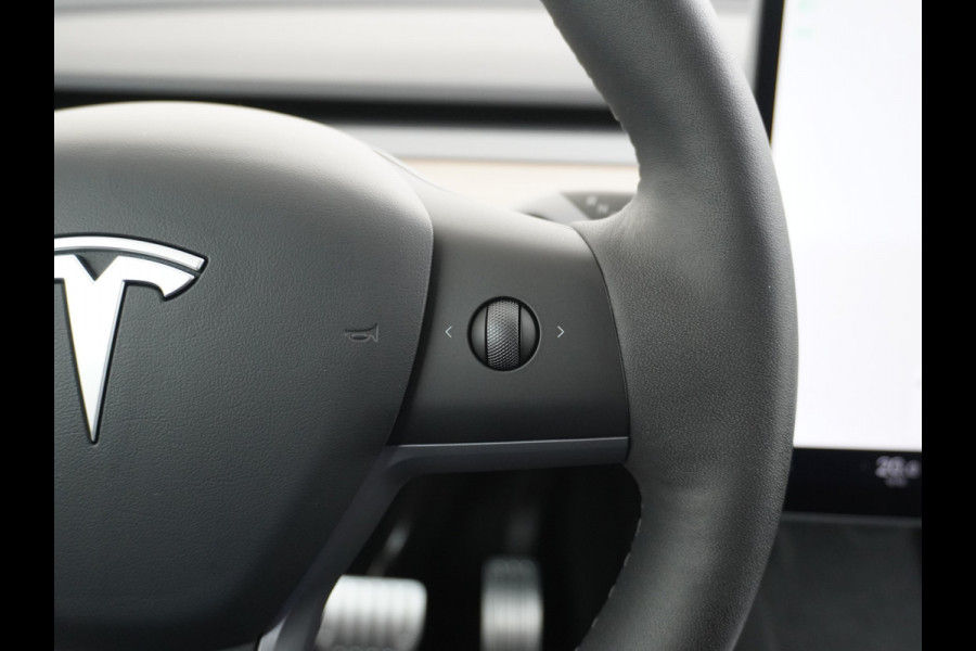 Tesla Model Y Performance 534pk 0-100 3,8 sec. AWD 78,1kWh Warmte-pomp 21"-lm FSD-Comp.3 AutoPilot Carbon-Spoiler Elekr.Achterklep AMD-Ryzen-i 3xCamera Navi LED ACC DAB Voorverwarmen interieur en Keyless via App One-Pedal-Drive Rode Remklauwen Garantie op Accu 13-04-2031 maz. 192.000km max. 250Kw laadvermogen !