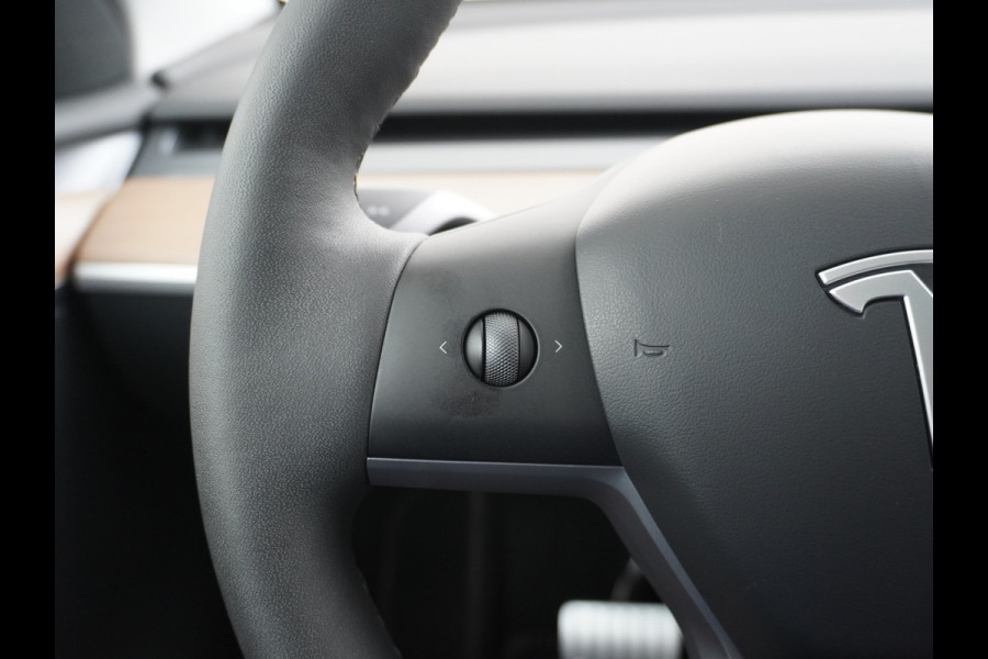 Tesla Model Y Performance 534pk 0-100 3,8 sec. AWD 78,1kWh Warmte-pomp 21"-lm FSD-Comp.3 AutoPilot Carbon-Spoiler Elekr.Achterklep AMD-Ryzen-i 3xCamera Navi LED ACC DAB Voorverwarmen interieur en Keyless via App One-Pedal-Drive Rode Remklauwen Garantie op Accu 13-04-2031 maz. 192.000km max. 250Kw laadvermogen !