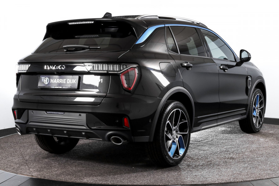 Lynk & Co 01 1.5 PHEV 261PK MY23 | 360 Camera | 7.4 kWh Boordlader | Donkere hemel | S/K-panodak | Adapt. Cruise | Memory | Stoel-+Stuurverw. | Elek. klep | LM 20" | 1700
