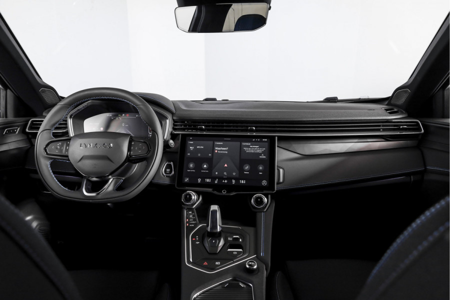 Lynk & Co 01 1.5 PHEV 261PK MY23 | 360 Camera | 7.4 kWh Boordlader | Donkere hemel | S/K-panodak | Adapt. Cruise | Memory | Stoel-+Stuurverw. | Elek. klep | LM 20" | 1700