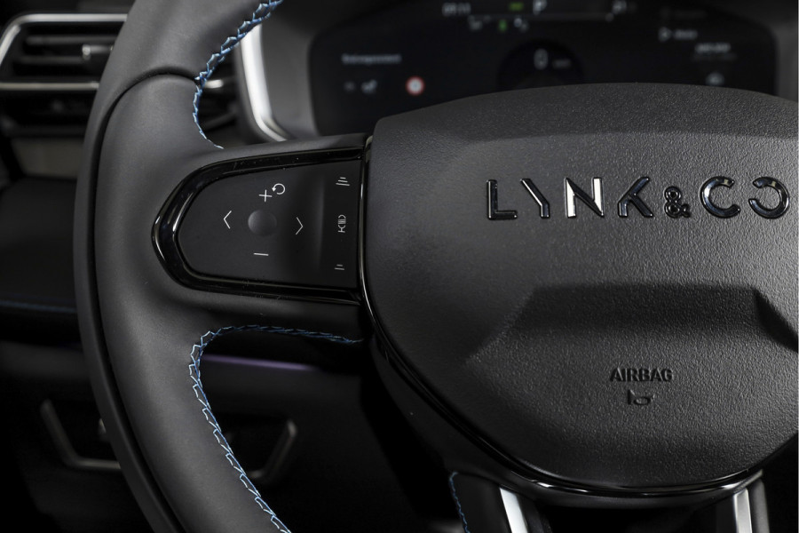 Lynk & Co 01 1.5 PHEV 261PK MY23 | 360 Camera | 7.4 kWh Boordlader | Donkere hemel | S/K-panodak | Adapt. Cruise | Memory | Stoel-+Stuurverw. | Elek. klep | LM 20" | 1700