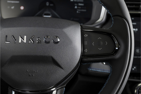 Lynk & Co 01 1.5 PHEV 261PK MY23 | 360 Camera | 7.4 kWh Boordlader | Donkere hemel | S/K-panodak | Adapt. Cruise | Memory | Stoel-+Stuurverw. | Elek. klep | LM 20" | 1700