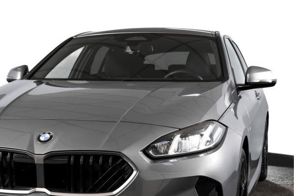 BMW 1-serie 120 M Sport (Nieuw Model) - Automaat | Dig. Cockpit | Adapt. Cruise | Stoelverw. | PDC | Camera | NAV + App. Connect | ECC | DAB | LM 18" | 4260