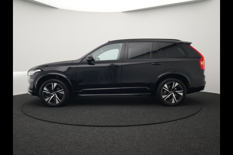 Volvo XC90 T8 Recharge AWD R-Design Plug In Hybrid 394pk 7 Persoons Dealer O.H. INCL BTW Long Range PHEV | Panodak | Alcantara Sportstoelen Memory | Trekhaak af Fabriek | Adaptive Cruise | Harman Kardon | Pilot Assist | L.M. 20" |