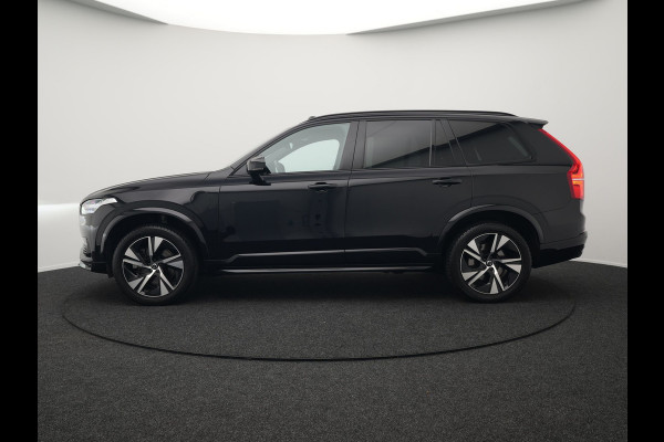 Volvo XC90 T8 Recharge AWD R-Design Plug In Hybrid 394pk 7 Persoons Dealer O.H. INCL BTW Long Range PHEV | Panodak | Alcantara Sportstoelen Memory | Trekhaak af Fabriek | Adaptive Cruise | Harman Kardon | Pilot Assist | L.M. 20" |