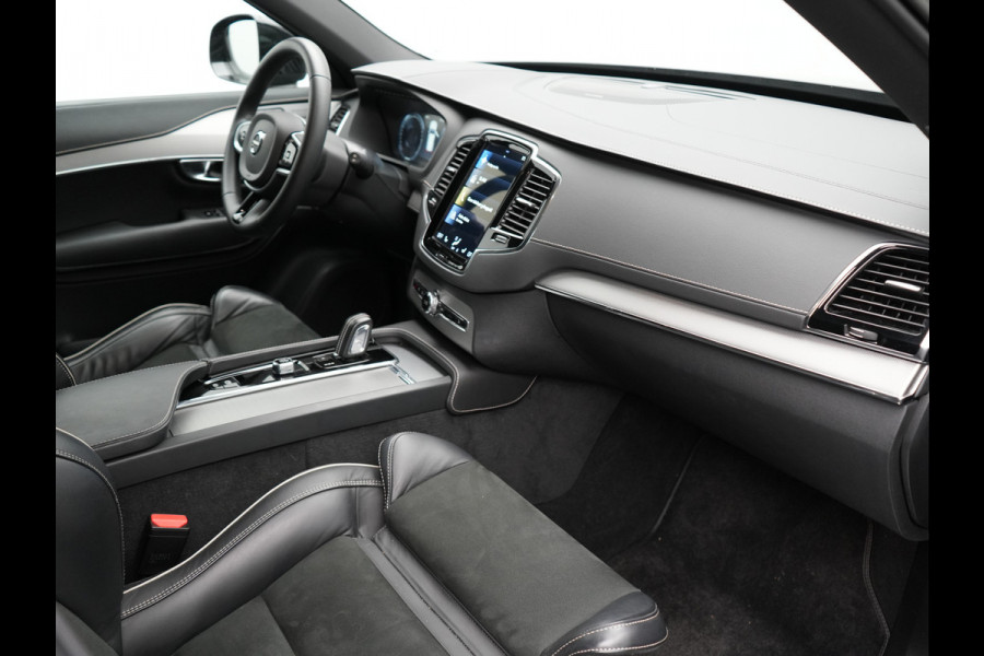 Volvo XC90 T8 Recharge AWD R-Design Plug In Hybrid 394pk 7 Persoons Dealer O.H. INCL BTW Long Range PHEV | Panodak | Alcantara Sportstoelen Memory | Trekhaak af Fabriek | Adaptive Cruise | Harman Kardon | Pilot Assist | L.M. 20" |