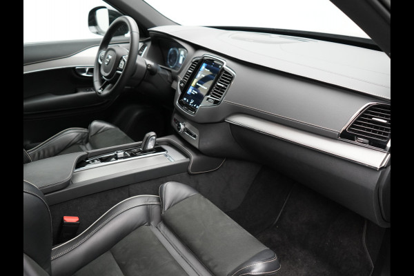 Volvo XC90 T8 Recharge AWD R-Design Plug In Hybrid 394pk 7 Persoons Dealer O.H. INCL BTW Long Range PHEV | Panodak | Alcantara Sportstoelen Memory | Trekhaak af Fabriek | Adaptive Cruise | Harman Kardon | Pilot Assist | L.M. 20" |