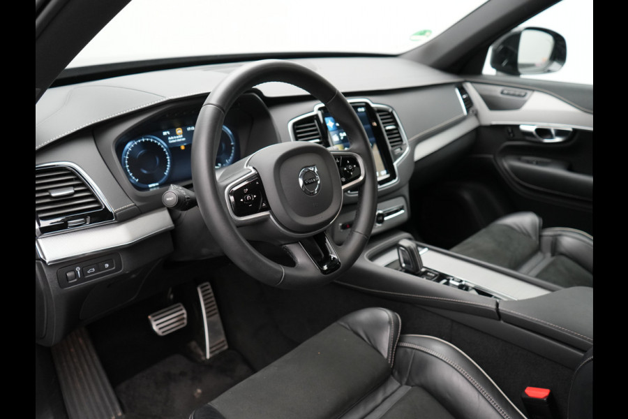Volvo XC90 T8 Recharge AWD R-Design Plug In Hybrid 394pk 7 Persoons Dealer O.H. INCL BTW Long Range PHEV | Panodak | Alcantara Sportstoelen Memory | Trekhaak af Fabriek | Adaptive Cruise | Harman Kardon | Pilot Assist | L.M. 20" |