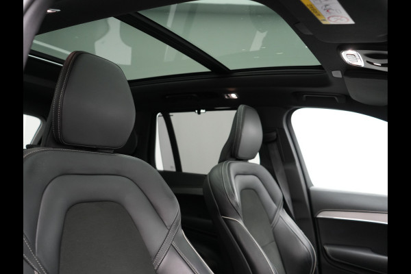 Volvo XC90 T8 Recharge AWD R-Design Plug In Hybrid 394pk 7 Persoons Dealer O.H. INCL BTW Long Range PHEV | Panodak | Alcantara Sportstoelen Memory | Trekhaak af Fabriek | Adaptive Cruise | Harman Kardon | Pilot Assist | L.M. 20" |