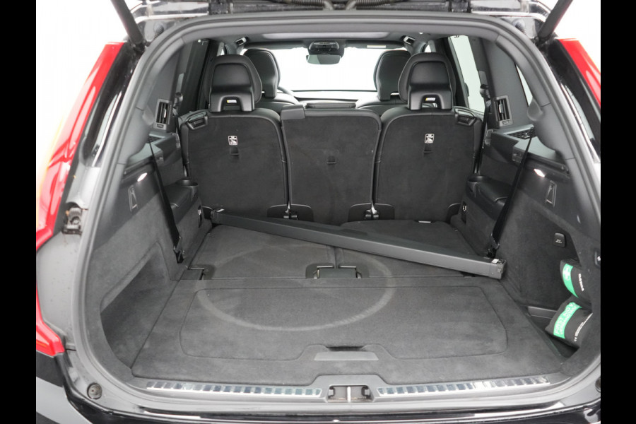 Volvo XC90 T8 Recharge AWD R-Design Plug In Hybrid 394pk 7 Persoons Dealer O.H. INCL BTW Long Range PHEV | Panodak | Alcantara Sportstoelen Memory | Trekhaak af Fabriek | Adaptive Cruise | Harman Kardon | Pilot Assist | L.M. 20" |