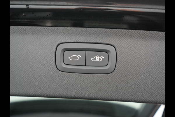 Volvo XC90 T8 Recharge AWD R-Design Plug In Hybrid 394pk 7 Persoons Dealer O.H. INCL BTW Long Range PHEV | Panodak | Alcantara Sportstoelen Memory | Trekhaak af Fabriek | Adaptive Cruise | Harman Kardon | Pilot Assist | L.M. 20" |