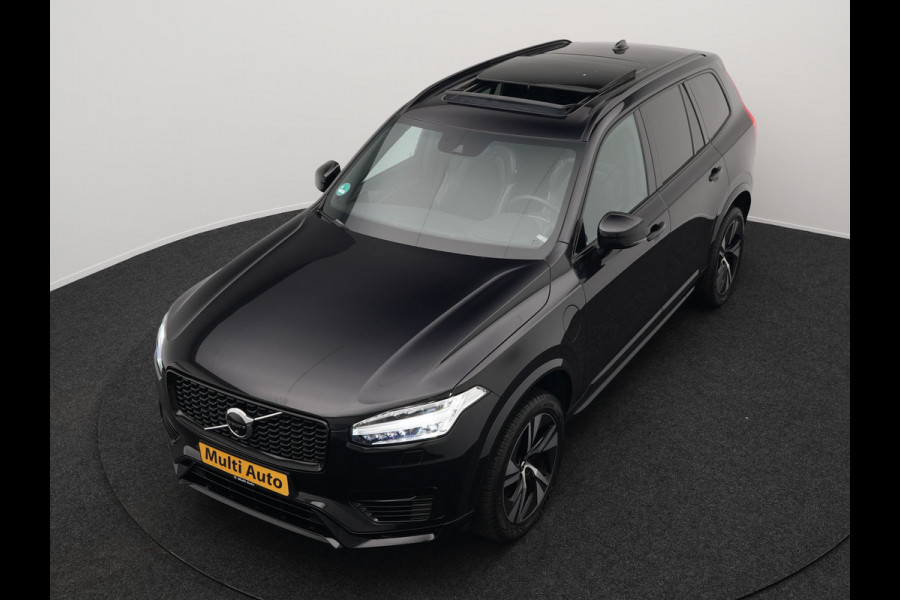 Volvo XC90 T8 Recharge AWD R-Design Plug In Hybrid 394pk 7 Persoons Dealer O.H. INCL BTW Long Range PHEV | Panodak | Alcantara Sportstoelen Memory | Trekhaak af Fabriek | Adaptive Cruise | Harman Kardon | Pilot Assist | L.M. 20" |