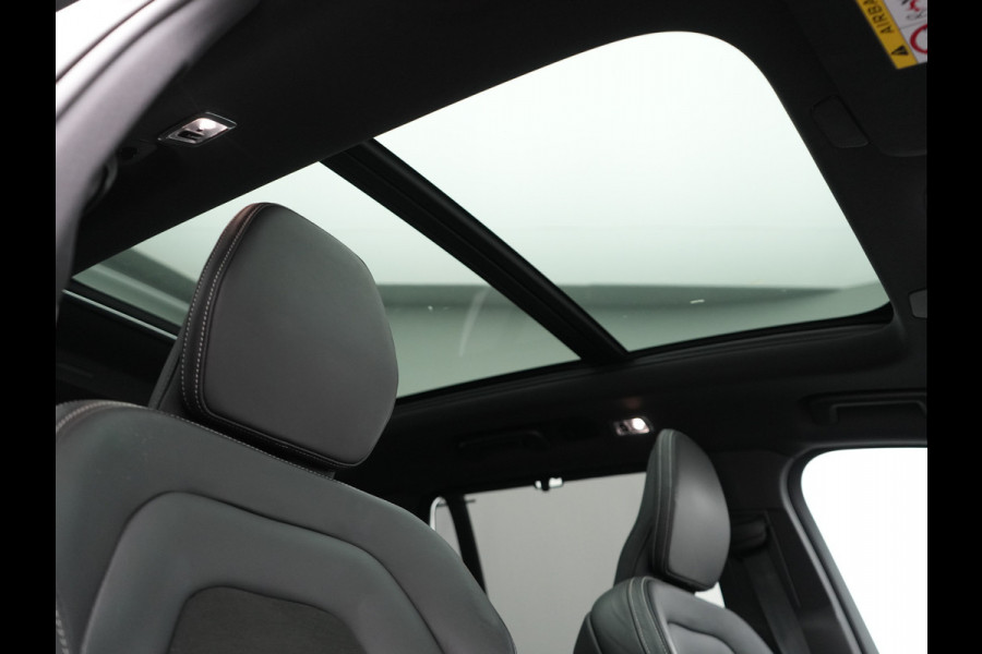 Volvo XC90 T8 Recharge AWD R-Design Plug In Hybrid 394pk 7 Persoons Dealer O.H. INCL BTW Long Range PHEV | Panodak | Alcantara Sportstoelen Memory | Trekhaak af Fabriek | Adaptive Cruise | Harman Kardon | Pilot Assist | L.M. 20" |