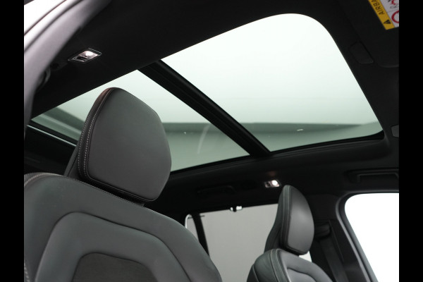Volvo XC90 T8 Recharge AWD R-Design Plug In Hybrid 394pk 7 Persoons Dealer O.H. INCL BTW Long Range PHEV | Panodak | Alcantara Sportstoelen Memory | Trekhaak af Fabriek | Adaptive Cruise | Harman Kardon | Pilot Assist | L.M. 20" |