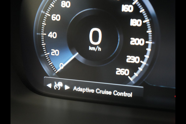 Volvo XC90 T8 Recharge AWD R-Design Plug In Hybrid 394pk 7 Persoons Dealer O.H. INCL BTW Long Range PHEV | Panodak | Alcantara Sportstoelen Memory | Trekhaak af Fabriek | Adaptive Cruise | Harman Kardon | Pilot Assist | L.M. 20" |