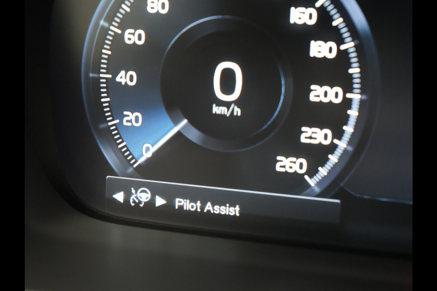 Volvo XC90 T8 Recharge AWD R-Design Plug In Hybrid 394pk 7 Persoons Dealer O.H. INCL BTW Long Range PHEV | Panodak | Alcantara Sportstoelen Memory | Trekhaak af Fabriek | Adaptive Cruise | Harman Kardon | Pilot Assist | L.M. 20" |