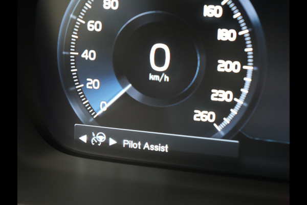 Volvo XC90 T8 Recharge AWD R-Design Plug In Hybrid 394pk 7 Persoons Dealer O.H. INCL BTW Long Range PHEV | Panodak | Alcantara Sportstoelen Memory | Trekhaak af Fabriek | Adaptive Cruise | Harman Kardon | Pilot Assist | L.M. 20" |