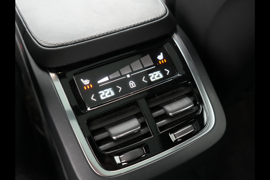 Volvo XC90 T8 Recharge AWD R-Design Plug In Hybrid 394pk 7 Persoons Dealer O.H. INCL BTW Long Range PHEV | Panodak | Alcantara Sportstoelen Memory | Trekhaak af Fabriek | Adaptive Cruise | Harman Kardon | Pilot Assist | L.M. 20" |
