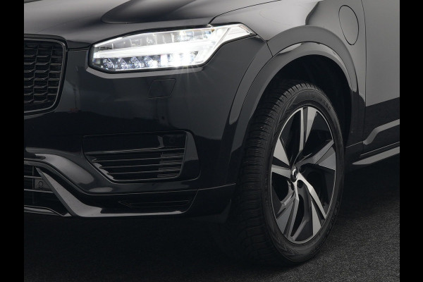 Volvo XC90 T8 Recharge AWD R-Design Plug In Hybrid 394pk 7 Persoons Dealer O.H. INCL BTW Long Range PHEV | Panodak | Alcantara Sportstoelen Memory | Trekhaak af Fabriek | Adaptive Cruise | Harman Kardon | Pilot Assist | L.M. 20" |