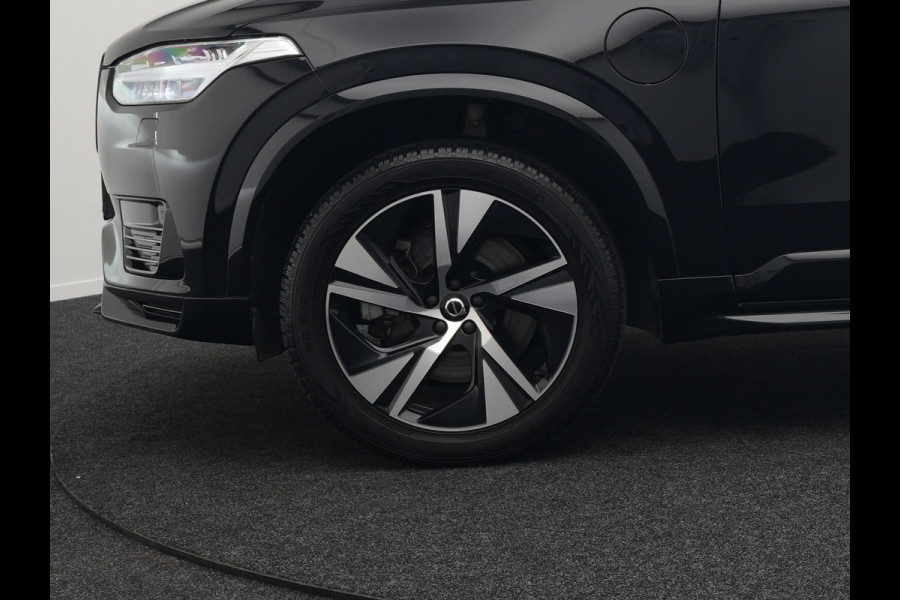 Volvo XC90 T8 Recharge AWD R-Design Plug In Hybrid 394pk 7 Persoons Dealer O.H. INCL BTW Long Range PHEV | Panodak | Alcantara Sportstoelen Memory | Trekhaak af Fabriek | Adaptive Cruise | Harman Kardon | Pilot Assist | L.M. 20" |