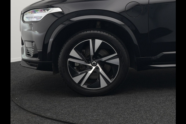 Volvo XC90 T8 Recharge AWD R-Design Plug In Hybrid 394pk 7 Persoons Dealer O.H. INCL BTW Long Range PHEV | Panodak | Alcantara Sportstoelen Memory | Trekhaak af Fabriek | Adaptive Cruise | Harman Kardon | Pilot Assist | L.M. 20" |