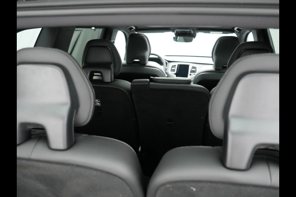 Volvo XC90 T8 Recharge AWD R-Design Plug In Hybrid 394pk 7 Persoons Dealer O.H. INCL BTW Long Range PHEV | Panodak | Alcantara Sportstoelen Memory | Trekhaak af Fabriek | Adaptive Cruise | Harman Kardon | Pilot Assist | L.M. 20" |