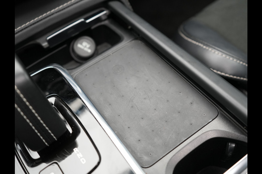 Volvo XC90 T8 Recharge AWD R-Design Plug In Hybrid 394pk 7 Persoons Dealer O.H. INCL BTW Long Range PHEV | Panodak | Alcantara Sportstoelen Memory | Trekhaak af Fabriek | Adaptive Cruise | Harman Kardon | Pilot Assist | L.M. 20" |