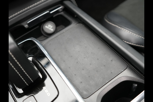 Volvo XC90 T8 Recharge AWD R-Design Plug In Hybrid 394pk 7 Persoons Dealer O.H. INCL BTW Long Range PHEV | Panodak | Alcantara Sportstoelen Memory | Trekhaak af Fabriek | Adaptive Cruise | Harman Kardon | Pilot Assist | L.M. 20" |