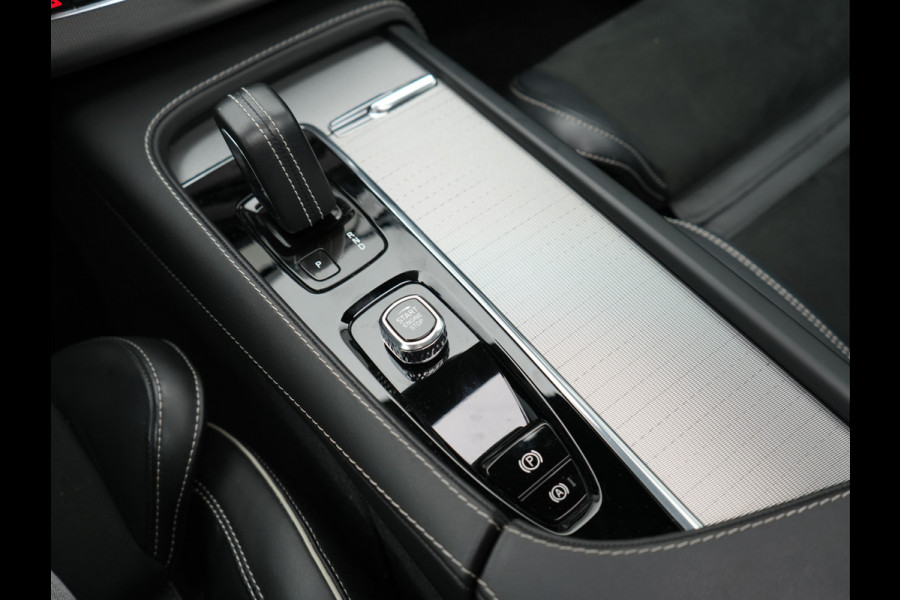 Volvo XC90 T8 Recharge AWD R-Design Plug In Hybrid 394pk 7 Persoons Dealer O.H. INCL BTW Long Range PHEV | Panodak | Alcantara Sportstoelen Memory | Trekhaak af Fabriek | Adaptive Cruise | Harman Kardon | Pilot Assist | L.M. 20" |