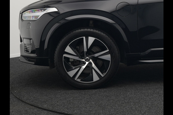 Volvo XC90 T8 Recharge AWD R-Design Plug In Hybrid 394pk 7 Persoons Dealer O.H. INCL BTW Long Range PHEV | Panodak | Alcantara Sportstoelen Memory | Trekhaak af Fabriek | Adaptive Cruise | Harman Kardon | Pilot Assist | L.M. 20" |