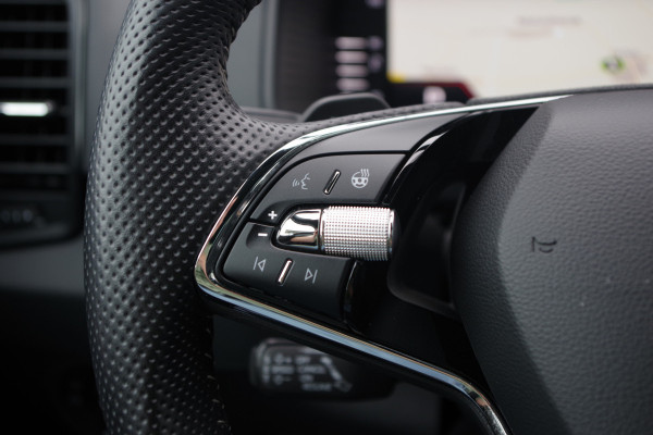 Škoda Karoq 1.5 TSI 150 PK ACT Sportline Business, Panoramadak, Trekhaak, Adap. Cruise Control