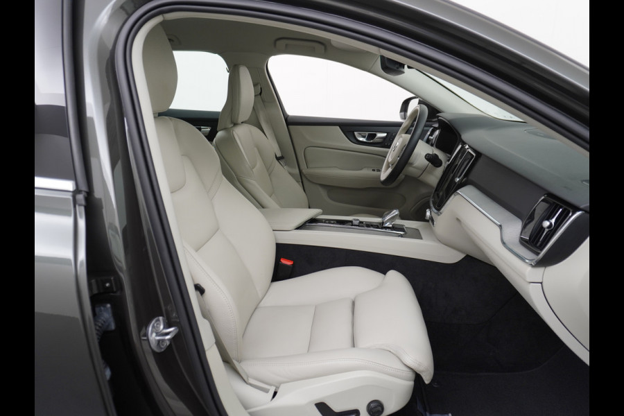 Volvo V60 2.0B3 AUT-7 177PK Inscription Leer MHEV Apple Carplay Android Auto Harman&Kardon Prem.Aurdio Camera Adap.Cruise Elek.Stoelen Stu Lmv 18" Led Elek. Achterklep Regen-Lichtsensor Collision Avoidance Bluetooth Wifi 1e Eigenaar €50.755 Nieuwprijs Zeer compleet MHEV-Mild-Hybrid 1800kg trekvermogen