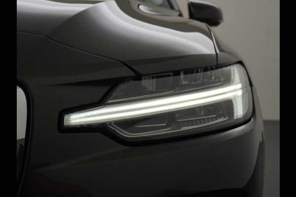 Volvo V60 2.0B3 AUT-7 177PK Inscription Leer MHEV Apple Carplay Android Auto Harman&Kardon Prem.Aurdio Camera Adap.Cruise Elek.Stoelen Stu Lmv 18" Led Elek. Achterklep Regen-Lichtsensor Collision Avoidance Bluetooth Wifi 1e Eigenaar €50.755 Nieuwprijs Zeer compleet MHEV-Mild-Hybrid 1800kg trekvermogen