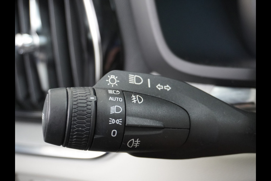 Volvo V60 2.0B3 AUT-7 177PK Inscription Leer MHEV Apple Carplay Android Auto Harman&Kardon Prem.Aurdio Camera Adap.Cruise Elek.Stoelen Stu Lmv 18" Led Elek. Achterklep Regen-Lichtsensor Collision Avoidance Bluetooth Wifi 1e Eigenaar €50.755 Nieuwprijs Zeer compleet MHEV-Mild-Hybrid 1800kg trekvermogen