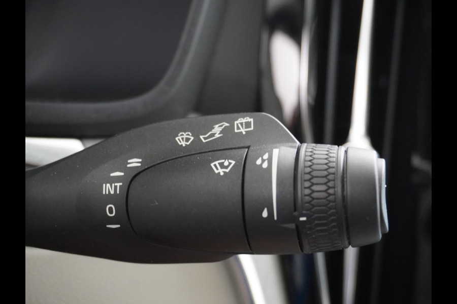 Volvo V60 2.0B3 AUT-7 177PK Inscription Leer MHEV Apple Carplay Android Auto Harman&Kardon Prem.Aurdio Camera Adap.Cruise Elek.Stoelen Stu Lmv 18" Led Elek. Achterklep Regen-Lichtsensor Collision Avoidance Bluetooth Wifi 1e Eigenaar €50.755 Nieuwprijs Zeer compleet MHEV-Mild-Hybrid 1800kg trekvermogen