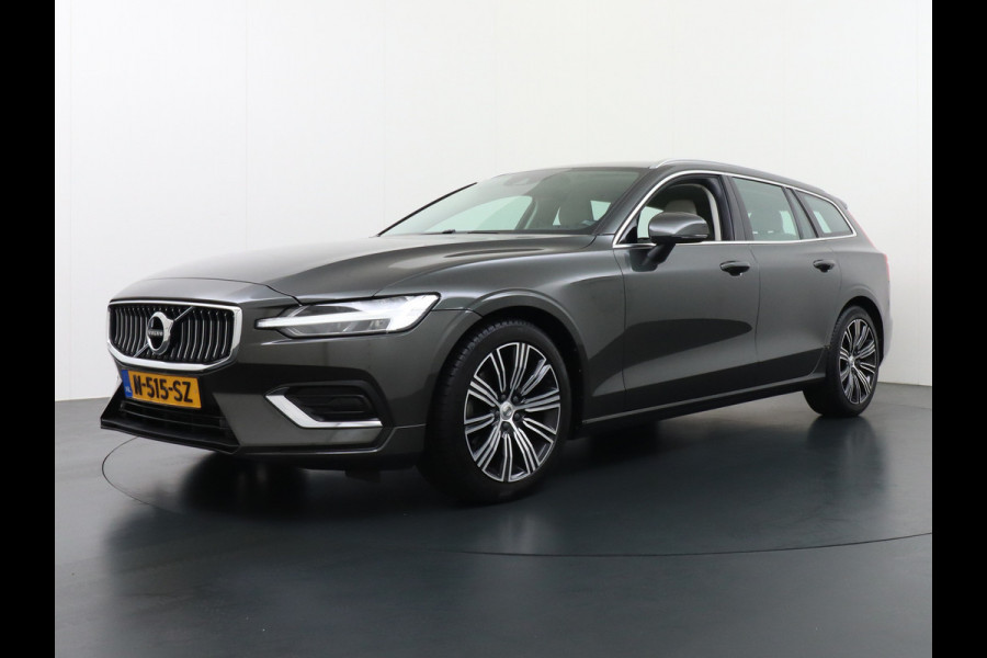 Volvo V60 2.0B3 AUT-7 177PK Inscription Leer MHEV Apple Carplay Android Auto Harman&Kardon Prem.Aurdio Camera Adap.Cruise Elek.Stoelen Stu Lmv 18" Led Elek. Achterklep Regen-Lichtsensor Collision Avoidance Bluetooth Wifi 1e Eigenaar €50.755 Nieuwprijs Zeer compleet MHEV-Mild-Hybrid 1800kg trekvermogen