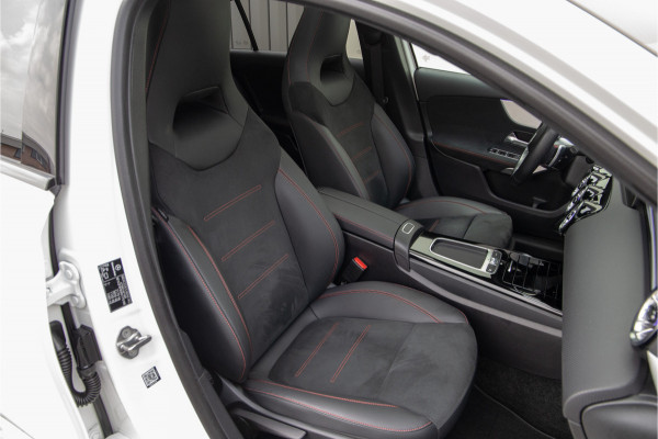 Mercedes-Benz A-Klasse 250 e AMG Line Facelift, Nightpack, Pano, Widescreen, 18" Hybrid
